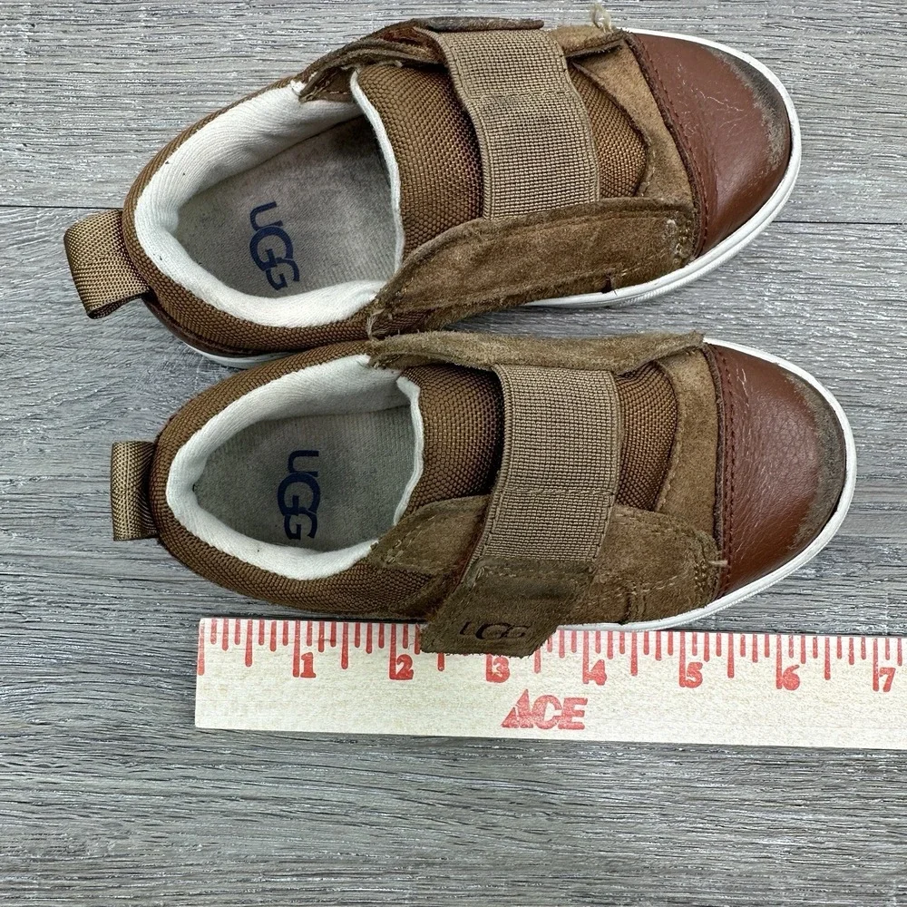 UGG kids rennon